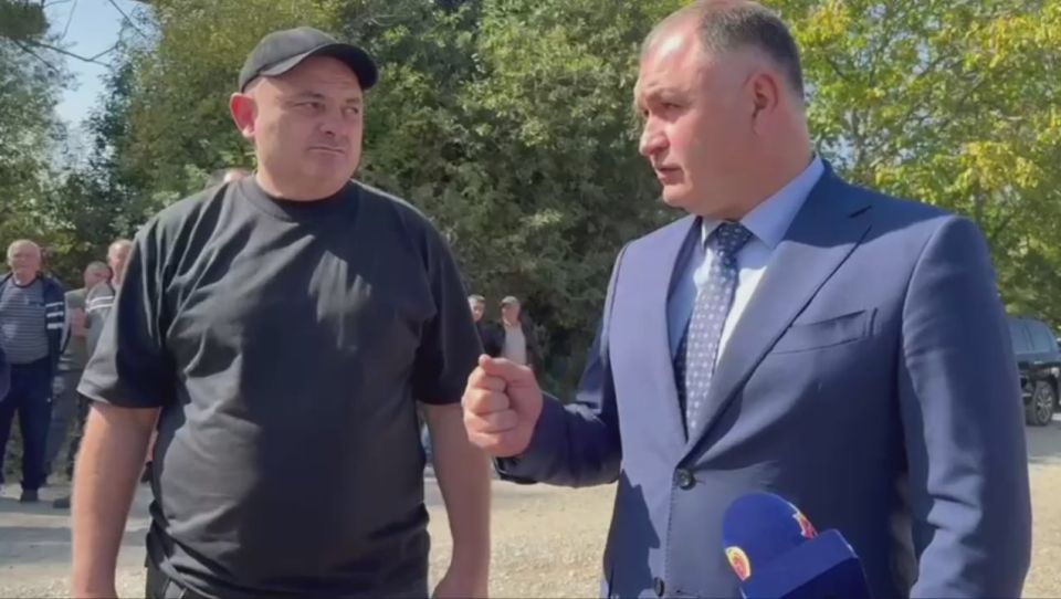 Президент Южной Осетии проинспектировал ход дорожных работ в направлении Корнисского ущелья