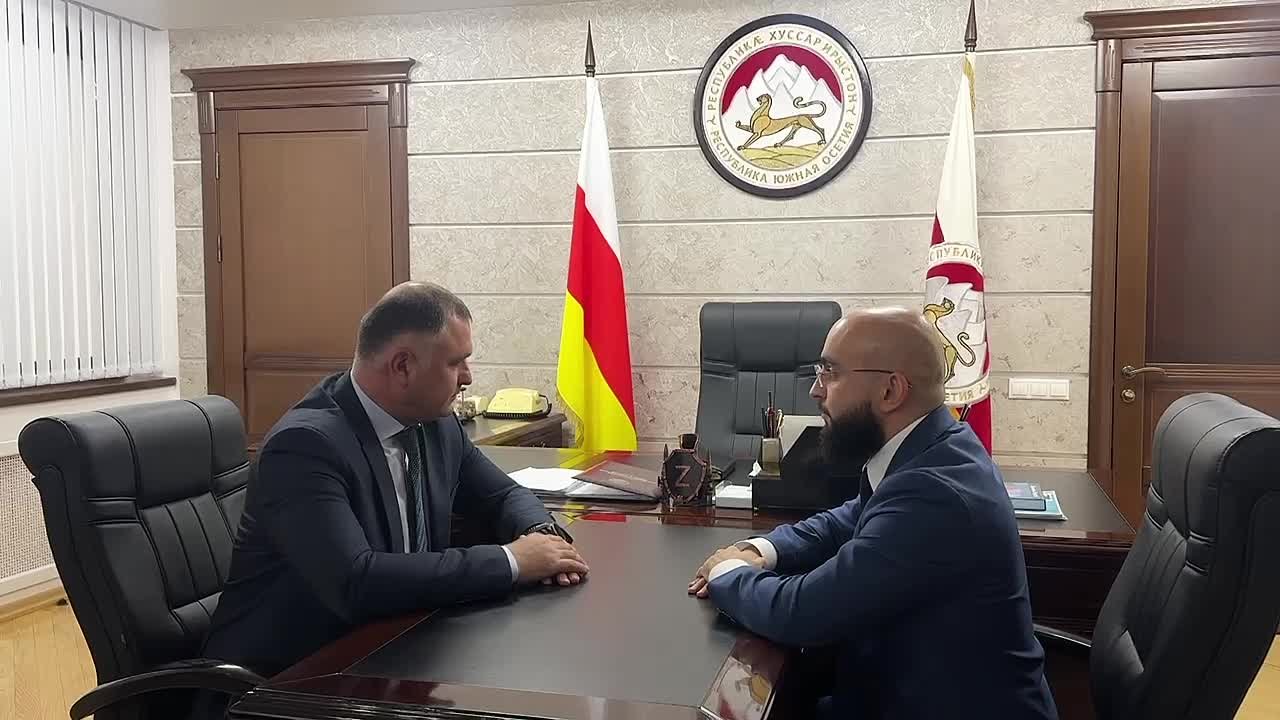 Президент Республики Южная Осетия Алан Гаглоев провел встречу с министром здравоохранения Сосланом Наниевым