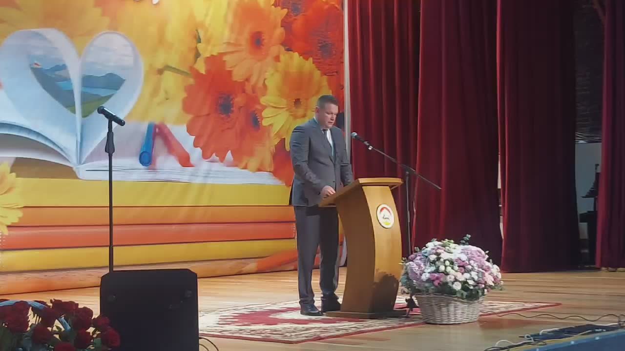 В Цхинвале проходит торжественное собрание, посвященное Дню учителя