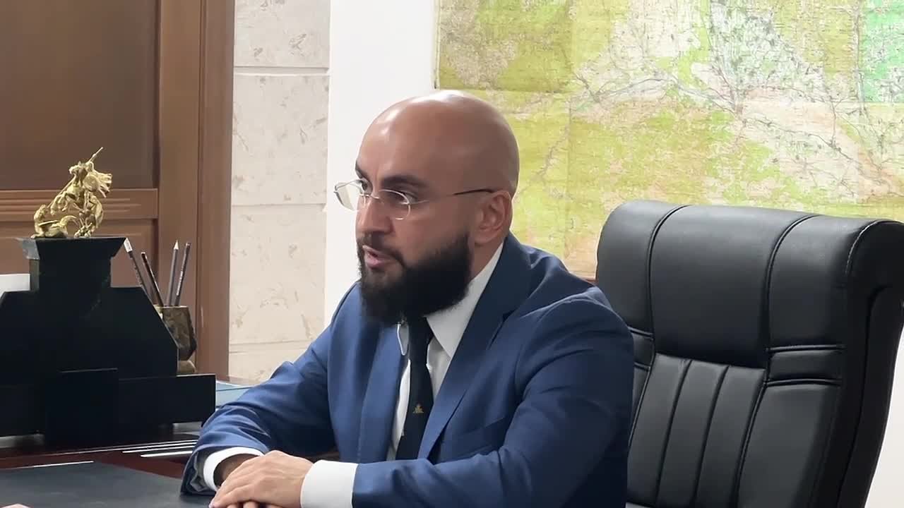 Министр здравоохранения Южной Осетии Сослан Наниев представил Президенту Республики Алану Гаглоеву информацию о состоянии здоровья комбата «Сармат» Владимира Наниева, участника специальной военной операции