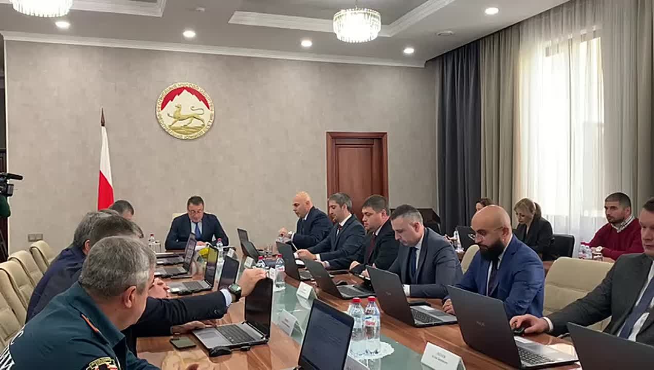 В Цхинвале проходит заседание правительства, на котором рассматриваются важные вопросы, касающиеся различных сфер жизни республики