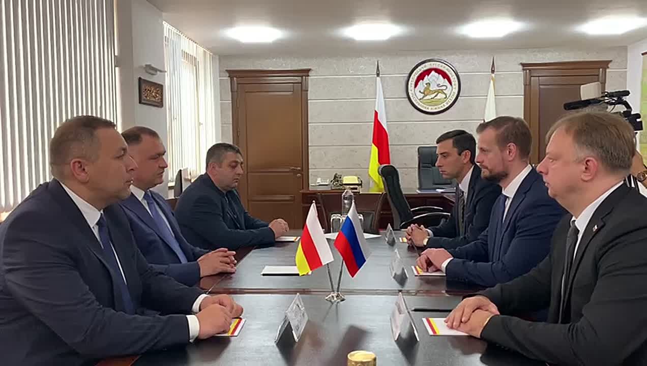 Президент Южной Осетии Алан Гаглоев провел встречу с делегацией Российского общества «Знание»
