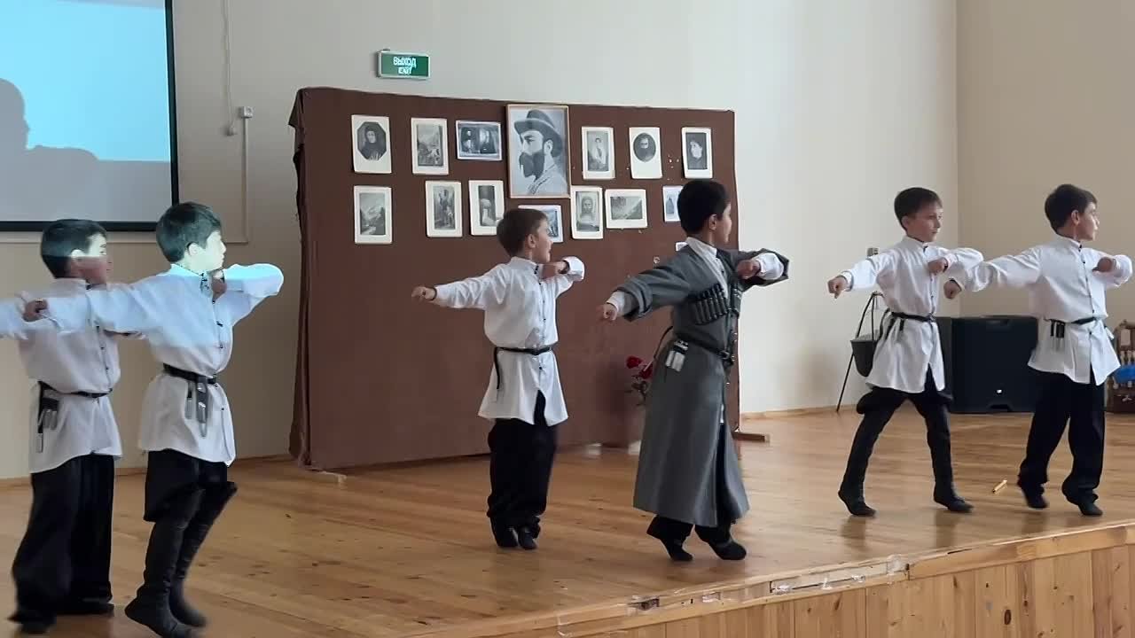 В цхинвальской школе №3 проходит творческий вечер, посвященный Коста Хетагурову