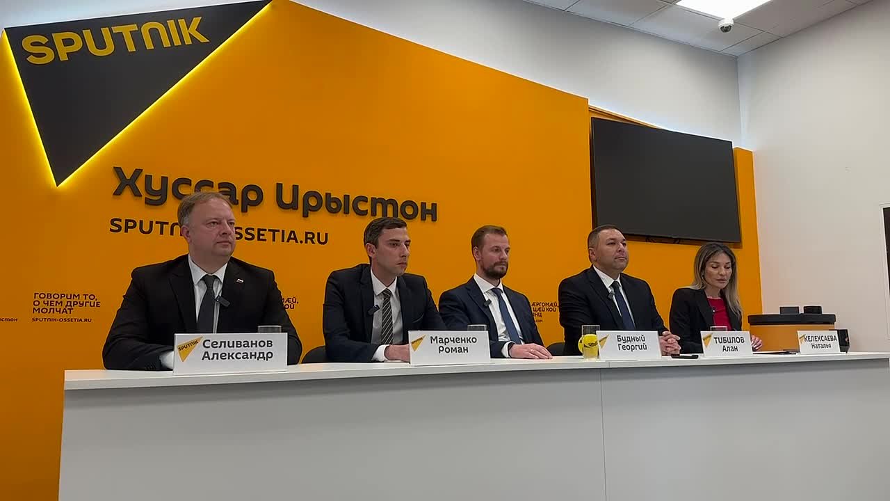 В Sputnik проходит пресс-конференция с делегацией Российского общества "Знание" во главе с заместителем генерального директора Георгием Будным