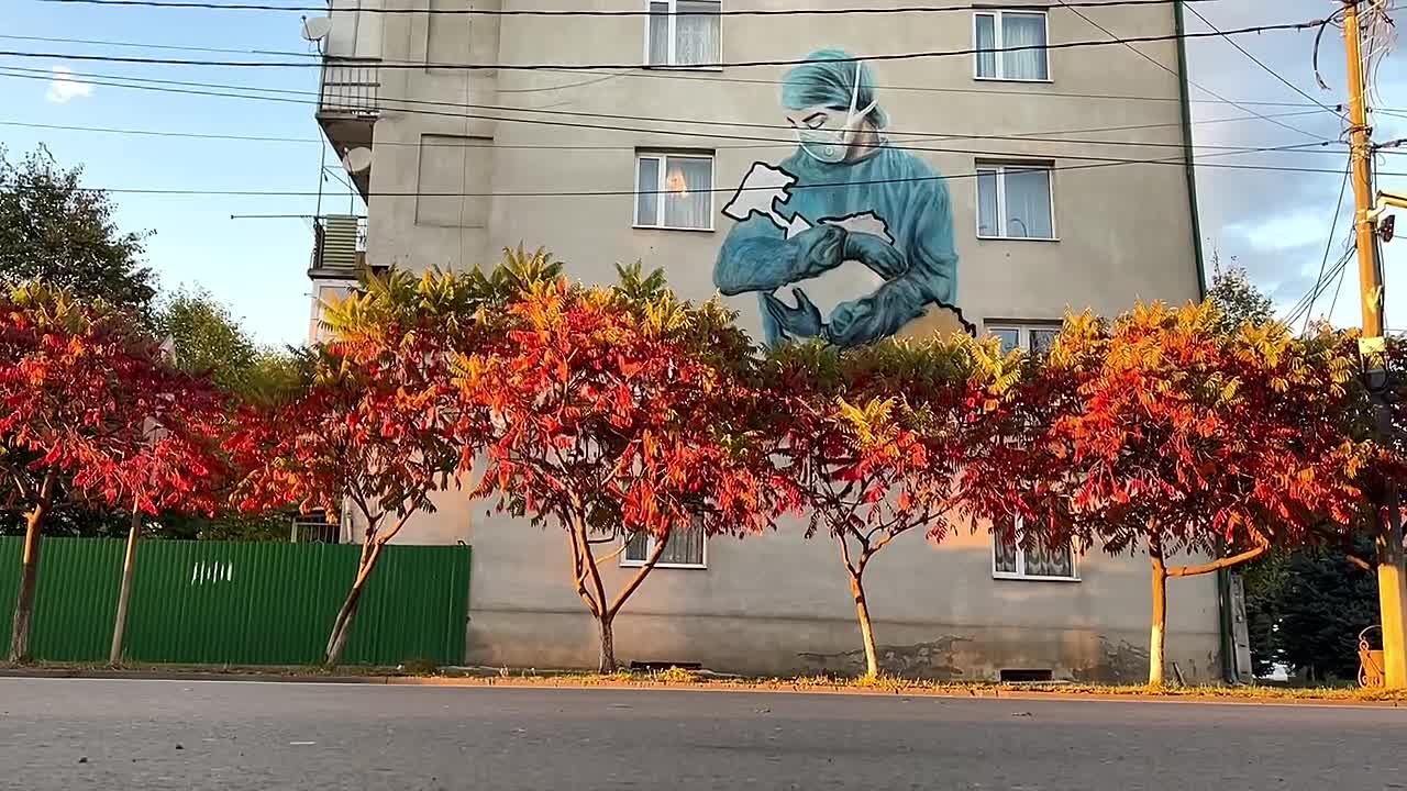 Улицы Цхинвала: граффити и яркие краски осени