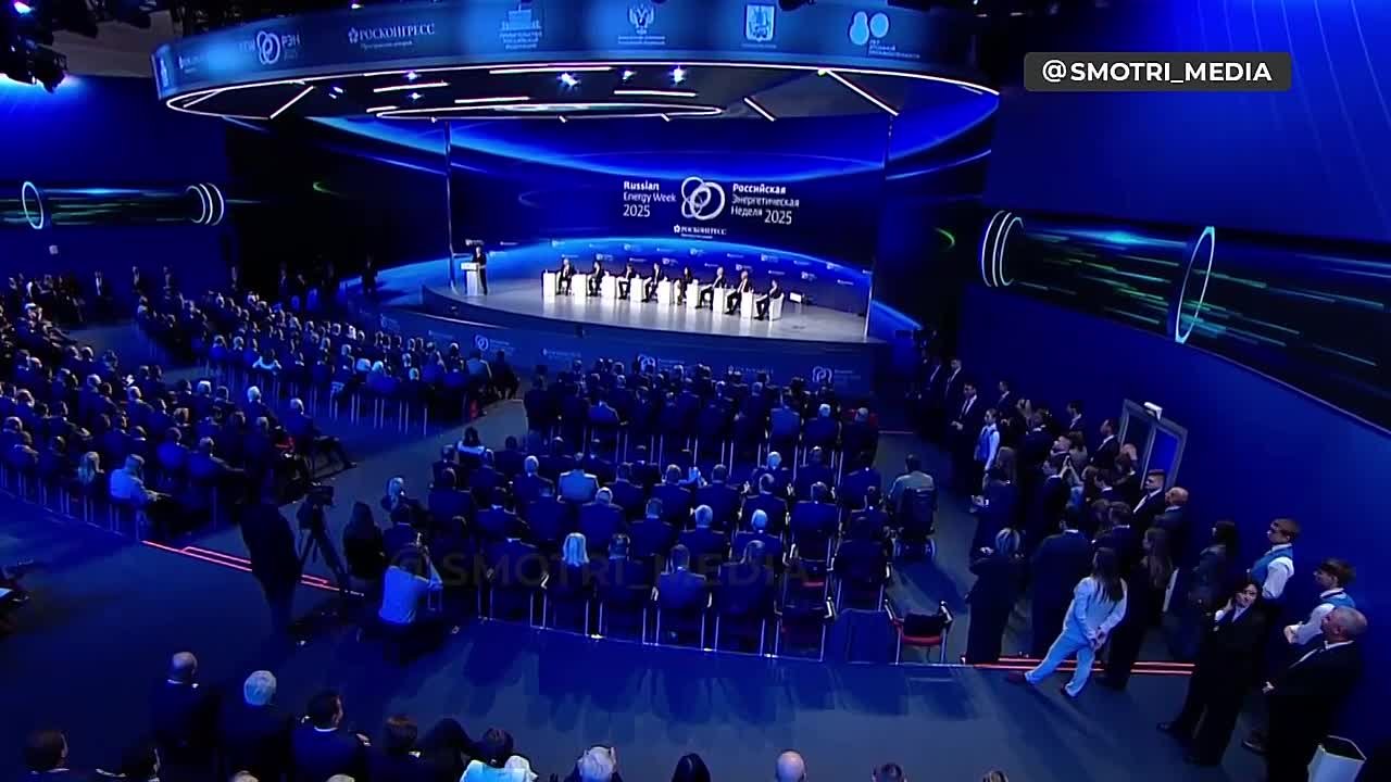 "Росатом" занимает около 90% глобального рынка сооружения атомных станций, сообщил Путин