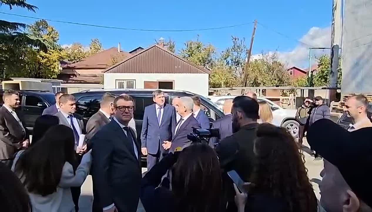 Российская делегация во главе с заместителем министра экономического развития РФ Сергеем Назаровым и генеральным директором АО "Кавказ.РФ" Андреем Юмшановым посетила строящееся здание школы №2 в Цхинвале