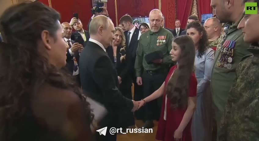 Путин пообщался с Региной Парпиевой — незрячей девушкой, которая в 2018 году взяла у него интервью