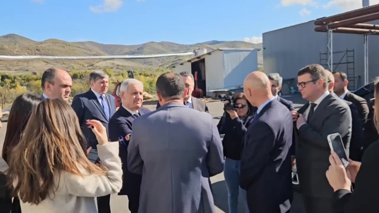 Российская делегация под руководством замминистра экономического развития Сергея Назарова совместно с премьер-министром Южной Осетии Константином Джуссоевым инспектирует объекты