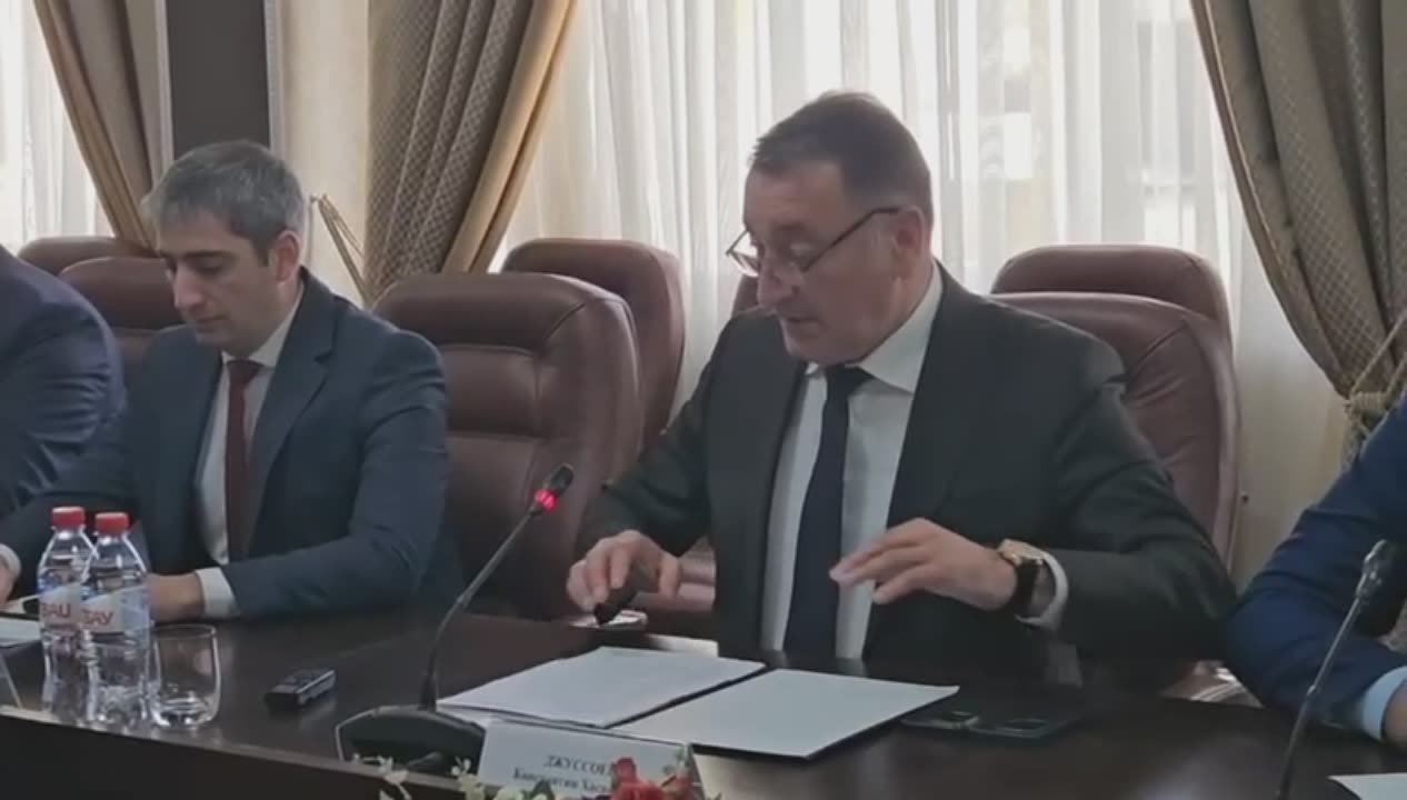 В Цхинвале проходит рабочая встреча, на которой делегация РФ во главе с замминистра экономического развития РФ Сергеем Назаровым и генеральным директором АО "Кавказ.РФ" Андреем Юмшановым обсуждает перспективы развития..