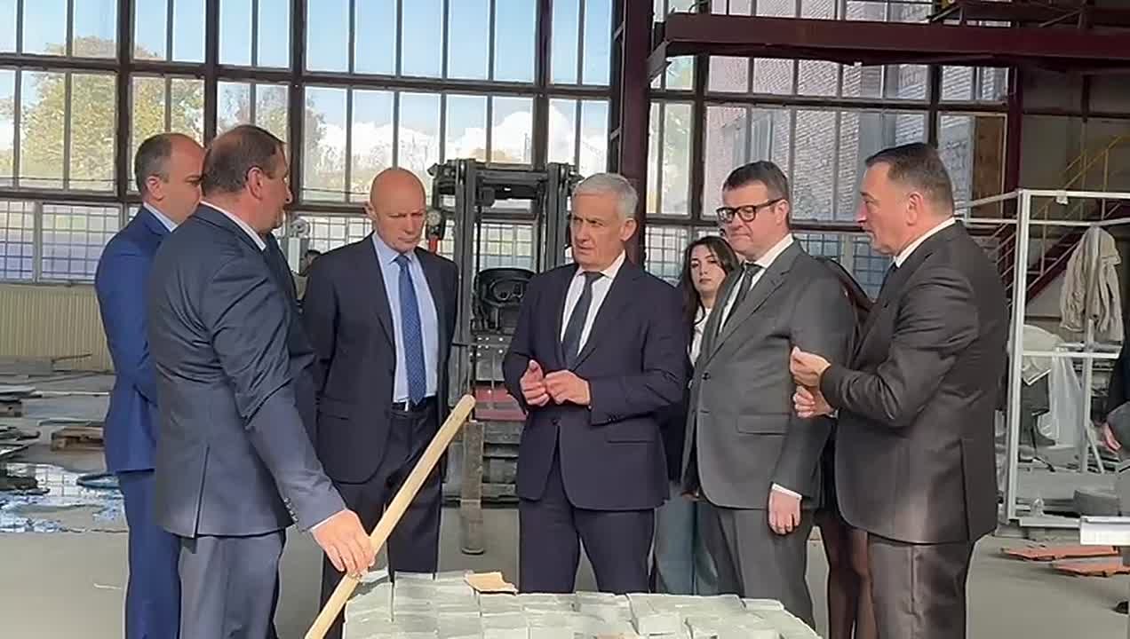 Премьер-министр Южной Осетии Константин Джуссоев и российская делегация во главе с замминистра экономического развития Сергеем Назаровым посетили камнеперерабатывающее предприятие "Импульс-А"
