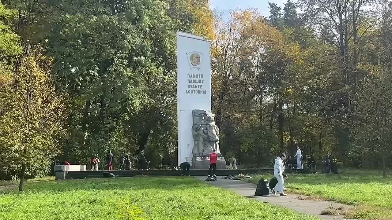 Во Владикавказе в Комсомольском парке провели субботник, в котором приняли участие более 300 человек