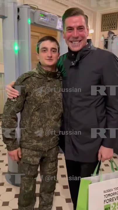 Актер Дмитрий Дюжев эмоционально встретился со Скутером, героем видео RT, который участвовал в бою на трофейном американском БТР М113 с флагами России и США