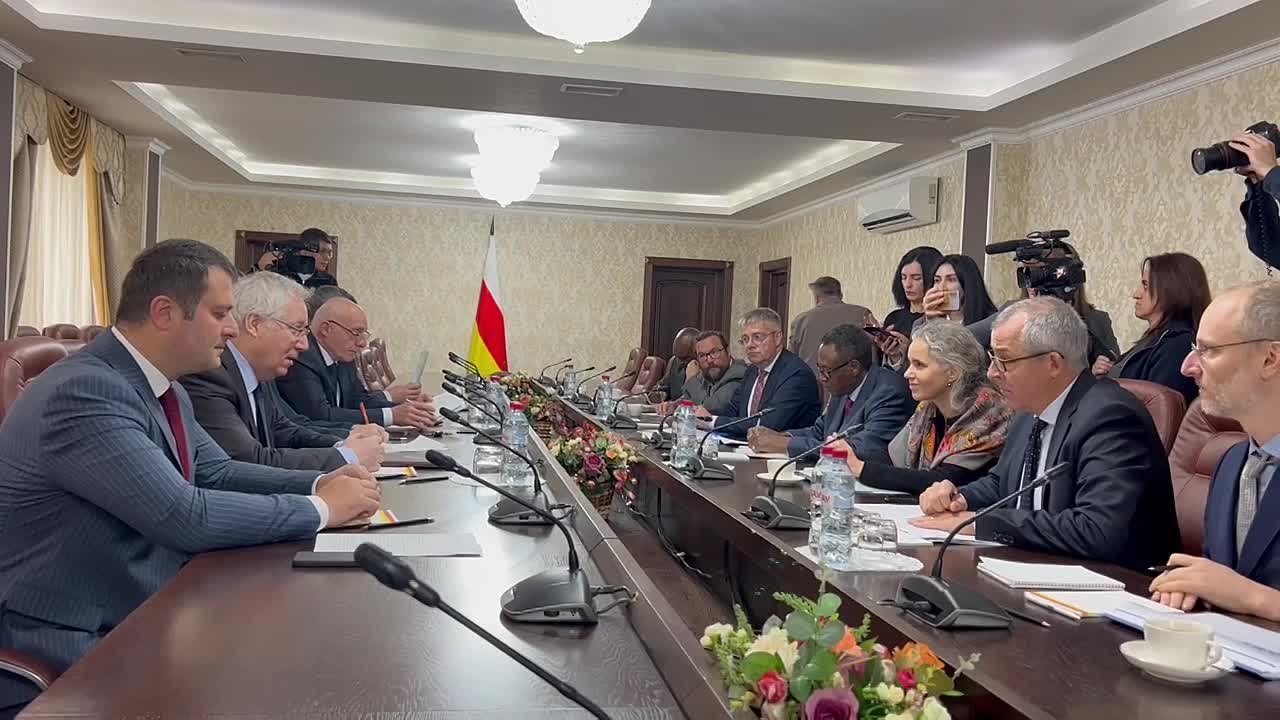 В Цхинвале проходит встреча сопредседателей Женевских дискуссий с южноосетинскими коллегами