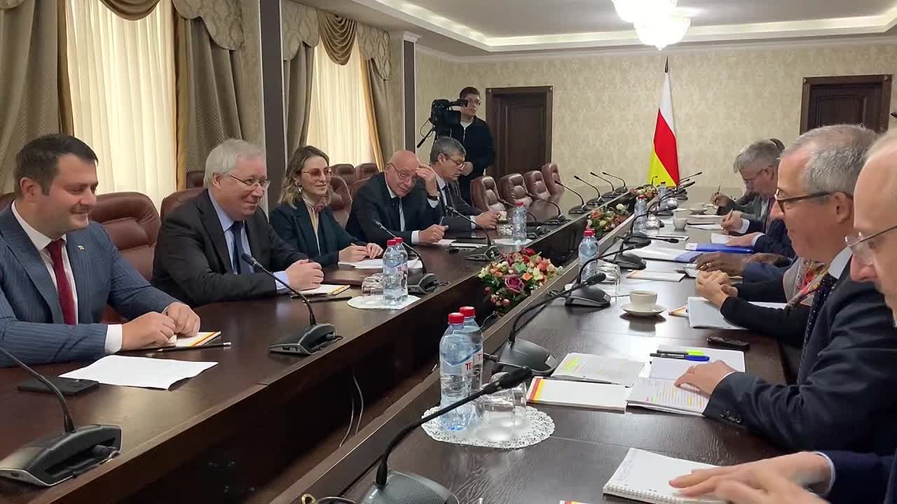 В Цхинвале проходит встреча сопредседателей Женевских дискуссий от ОБСЕ, ООН и Евросоюза с южноосетинскими коллегами