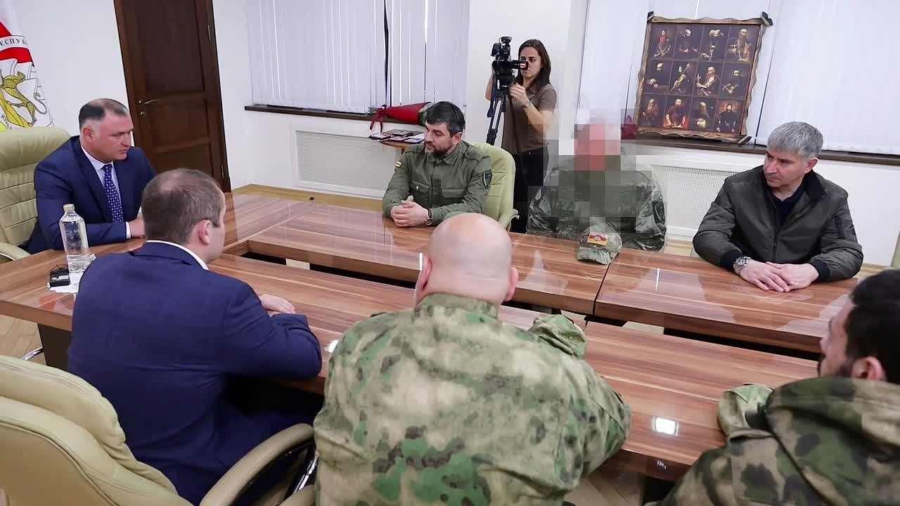 В Цхинвале прошла встреча президента Алана Гаглоева с участниками специальной военной операции из Осетии