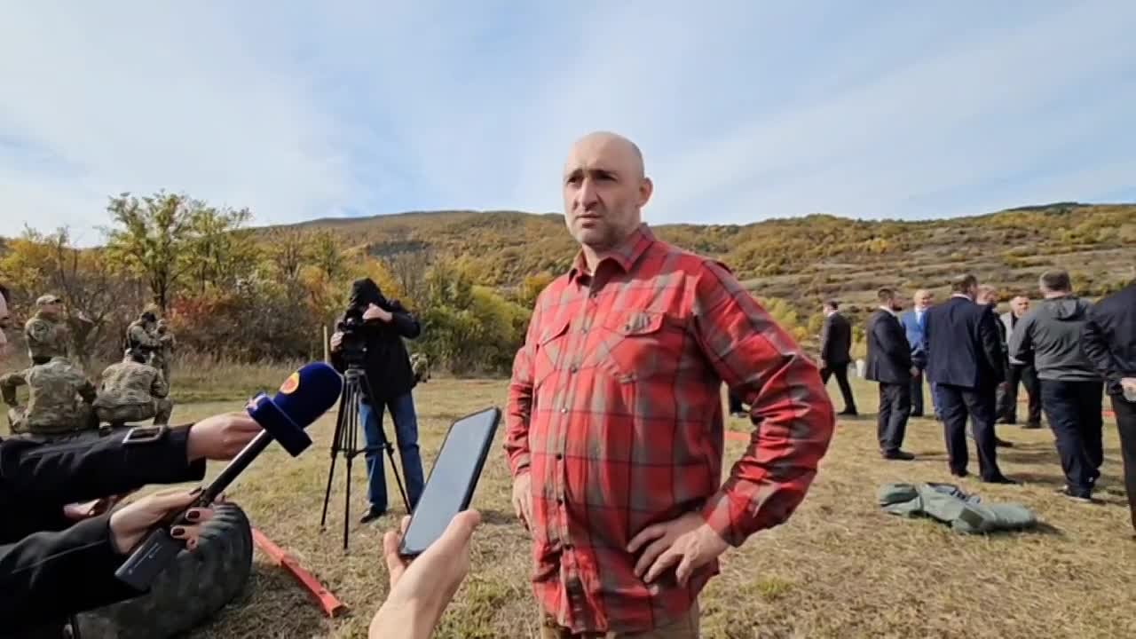 На стрельбище спортивно-стрелкового клуба "Аланский" в самом разгаре соревнования по практической стрельбе, посвящённые памяти погибших в ходе СВО