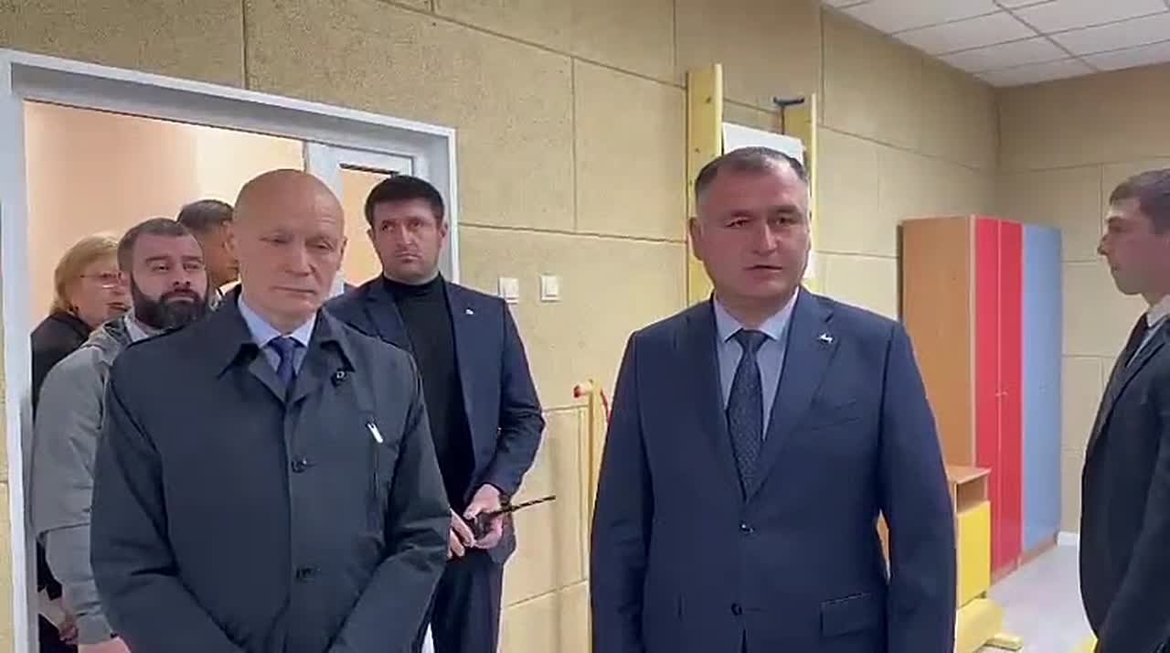 Президент Алан Гаглоев положительно отозвался о качестве строительства и условиях в новом детском саду
