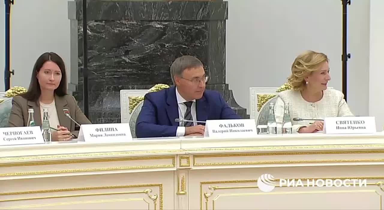 Отцовство и материнство - это счастье, и это не нужно откладывать на потом, заявил Путин на Совете по демографии