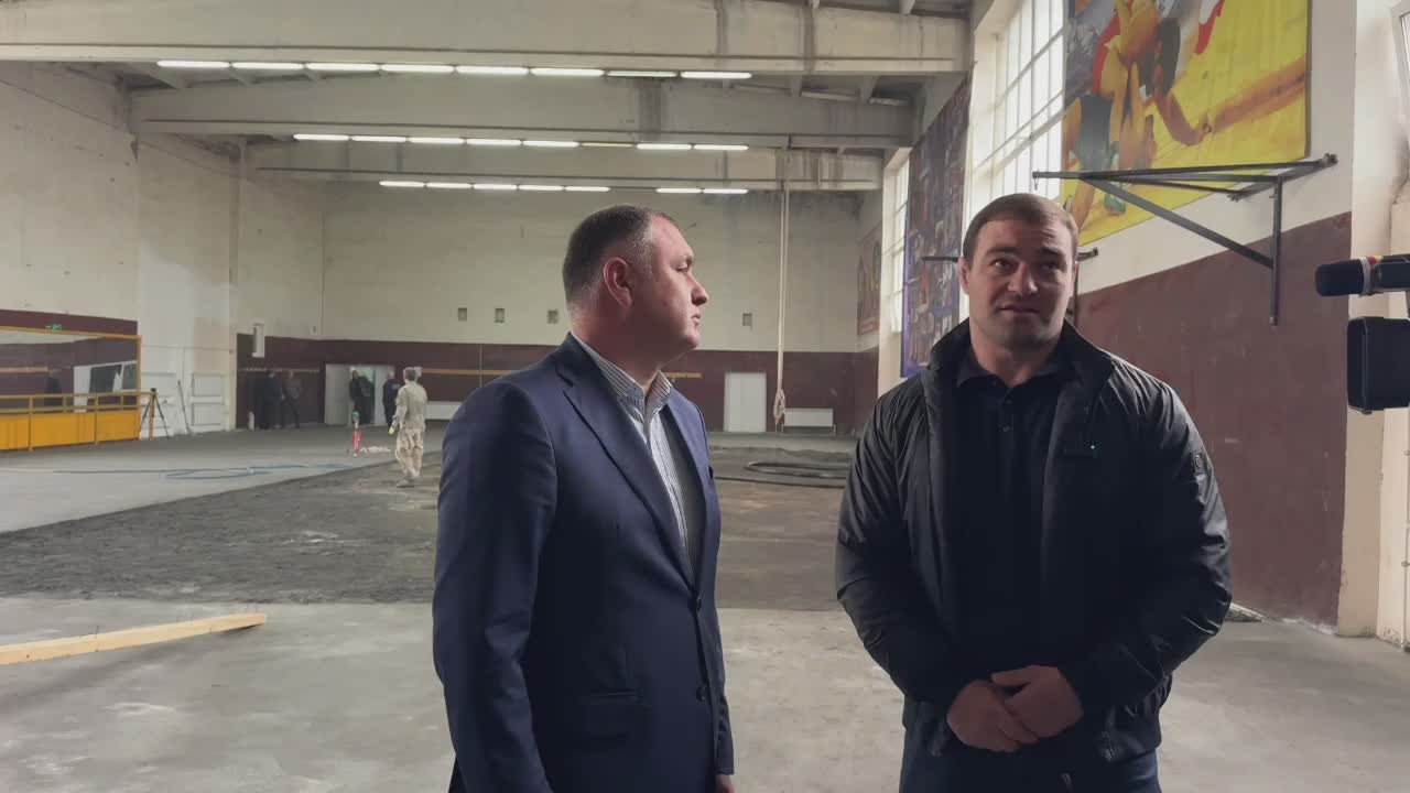 Президент Алан Гаглоев проинспектировал ход реконструкции спортзала в Республиканской детско-юношеской спортивной школе