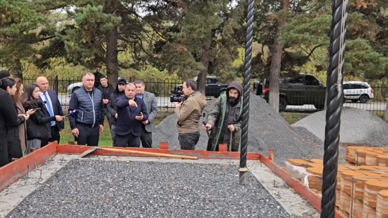 Президент Алан Гаглоев осмотрел ход строительства мемориального комплекса с памятником в селе Бекмар Знаурского района