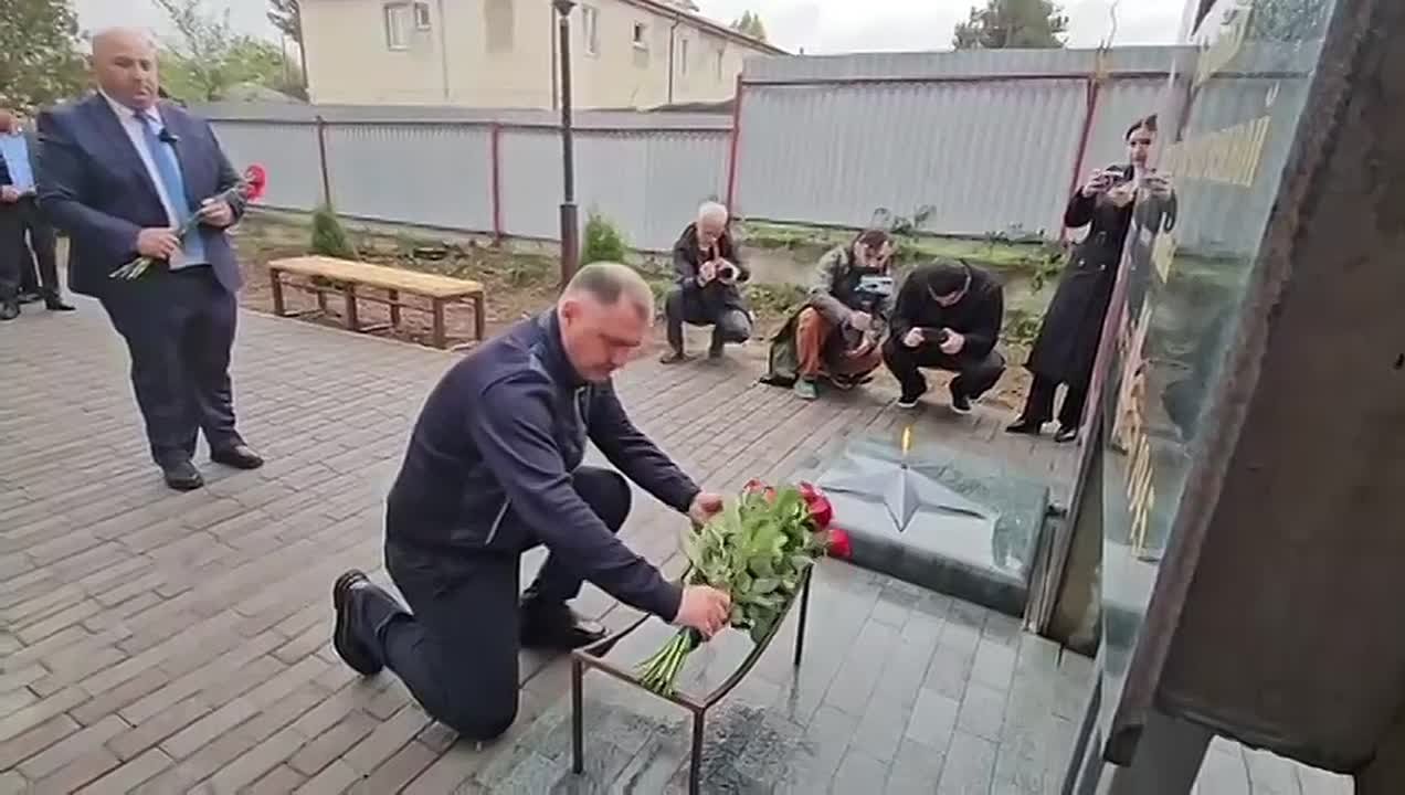 В поселке Знаур состоялась церемония возложения цветов к памятнику воинам Великой Отечественной войны