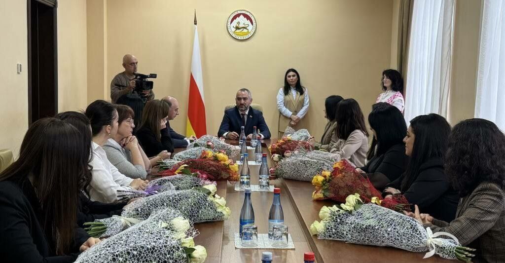 Сотрудникам аппарата парламента Южной Осетии вручили награды