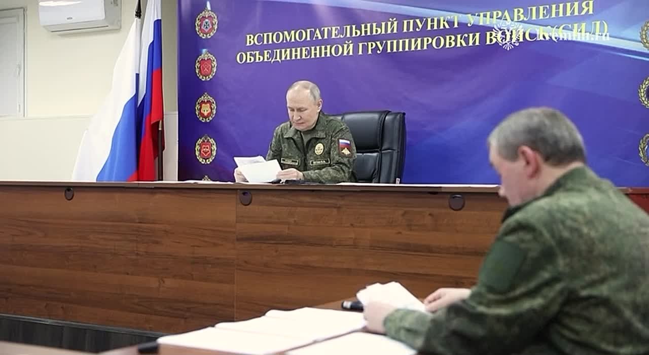 Кадры совещания Путина с главой Генштаба Герасимовым и командующими группировками войск публикует Кремль