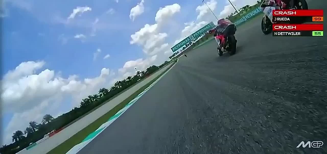 Два участника Гран-при Малайзии в классе Moto3 жестко столкнулись на установочном круге