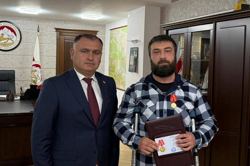 Осетия гордится вами: президент Алан Гаглоев встретился с участником СВО из Южной Осетии Сосланом Плиевым