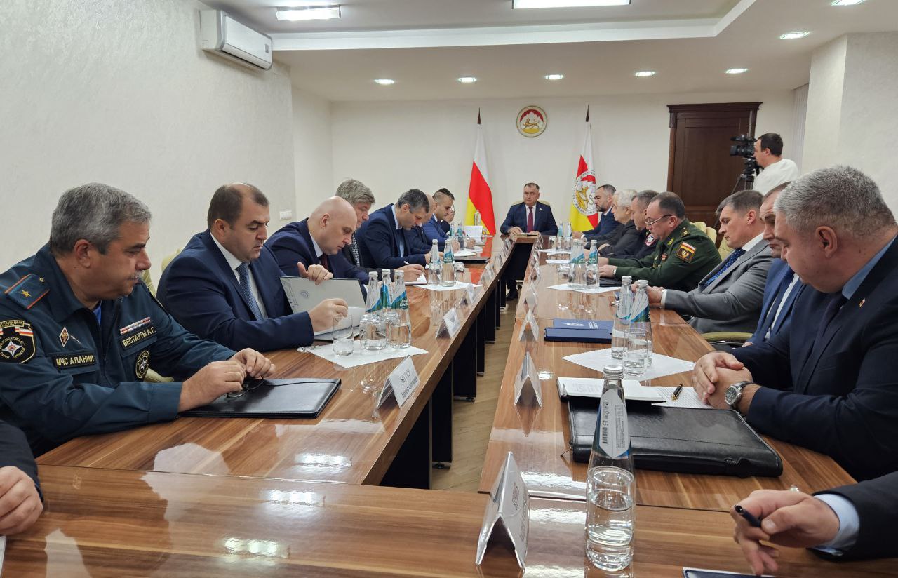 В Цхинвале под председательством Президента Республики Южная Осетия Алана Гаглоева проходит совещание с руководителями силовых структур