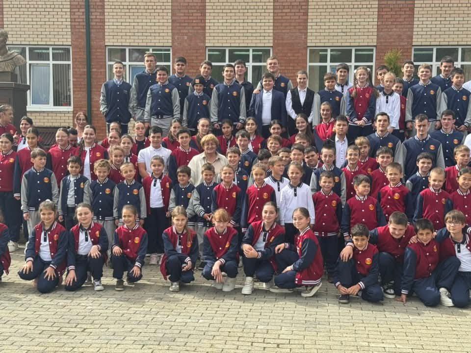 Учащиеся квайсинской школы и школы-интерната села Хвце Дзауского района получили новые комплекты спортивной одежды