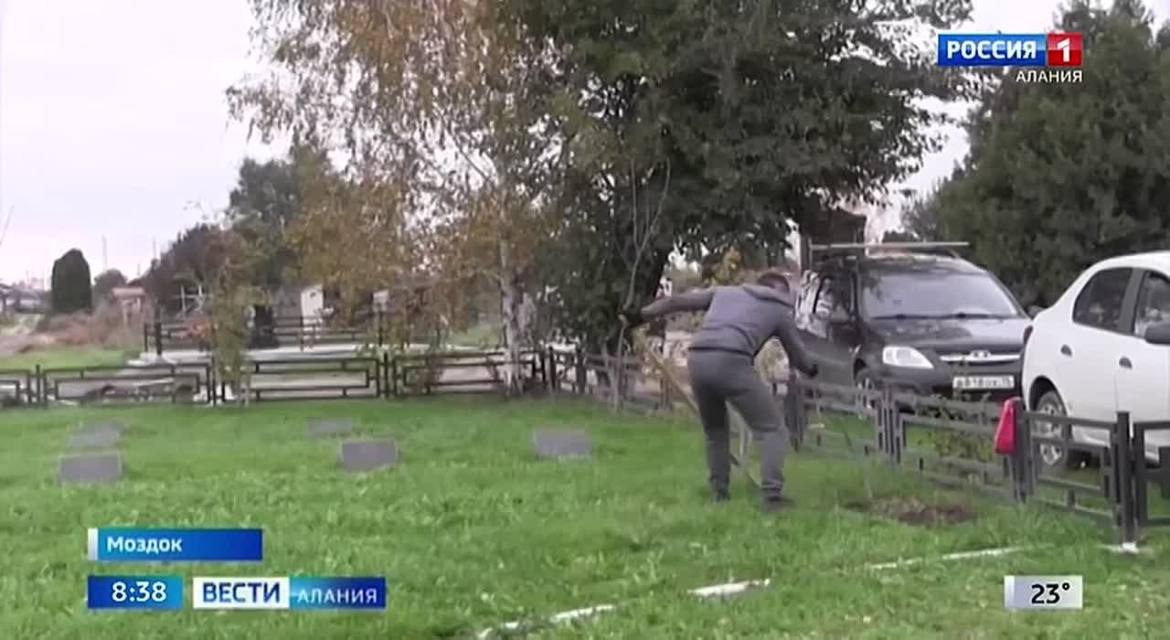 Волонтеры Моздока провели субботник на воинском мемориале "Неизвестный солдат"