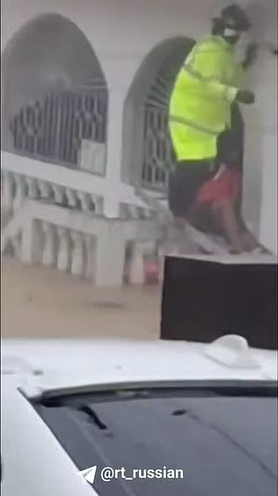 Ураган на Ямайке усиливается: вода смывает машины, тысячи остаются без света, есть жертвы