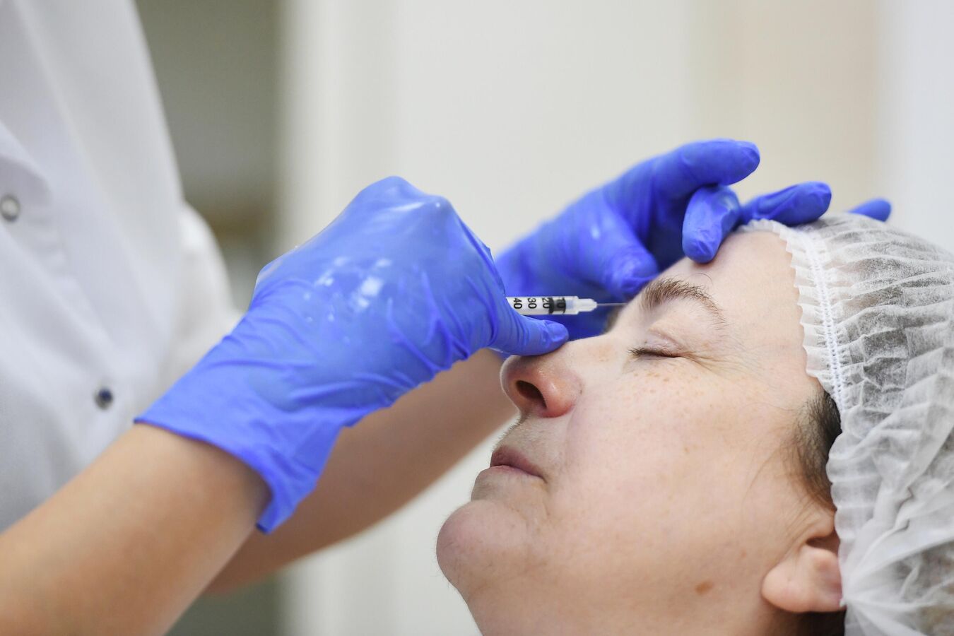 Дерматолог рассказала, как поддержать кожу осенью