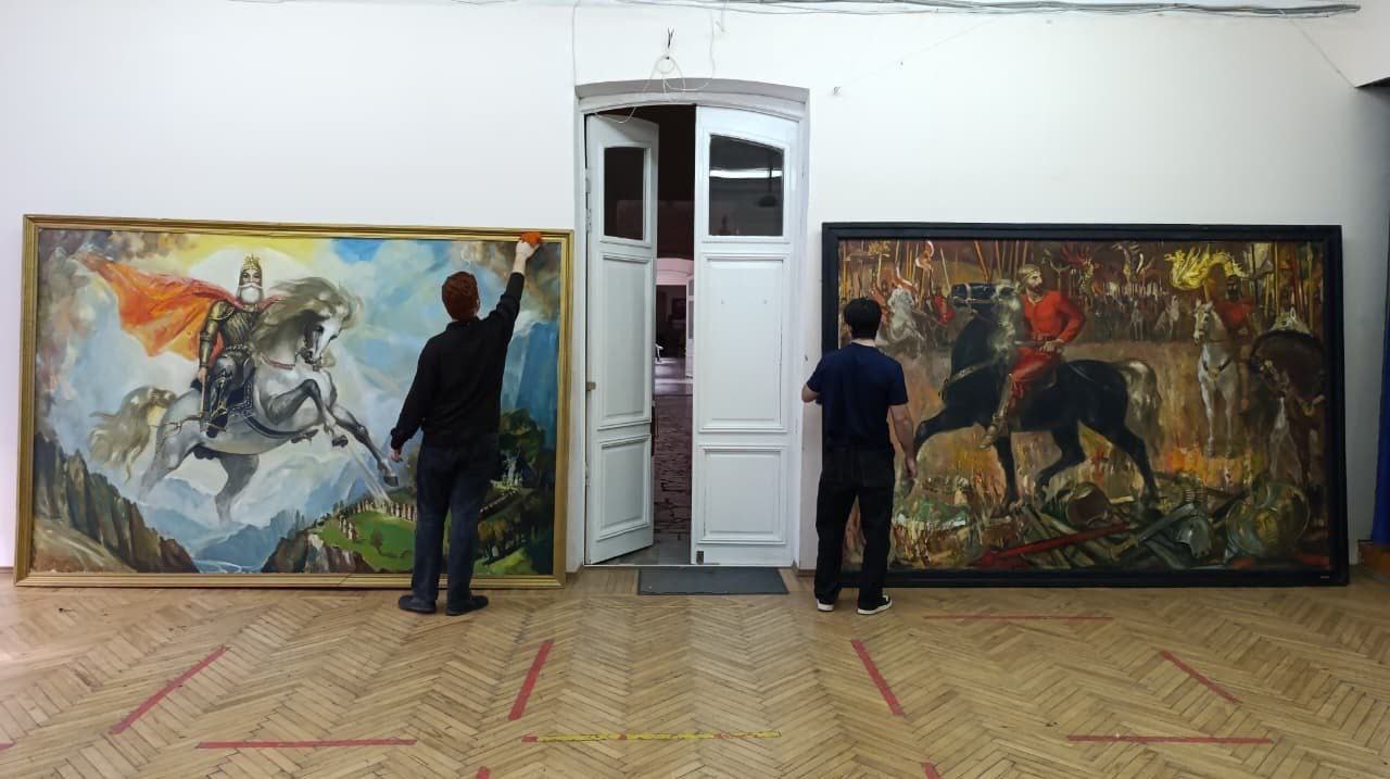 Минкульт передал Владикавказскому художественному училищу полотна Юрия Дзантиева и Эльбруса Саккаева — "Инисмей, царь сарматов" и "Уастырджи"