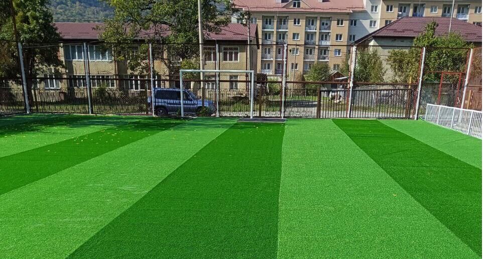 Полноценное спортивное пространство: в Ленингоре обновили футбольное поле парка культуры