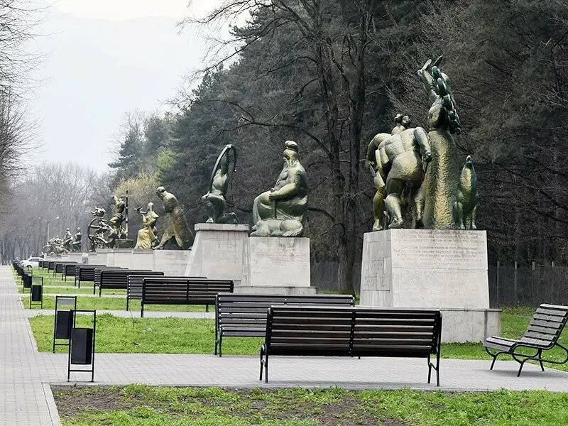 Во Владикавказе ремонтируют постаменты 18 скульптур героев Нартского эпоса в парке "Нартон"