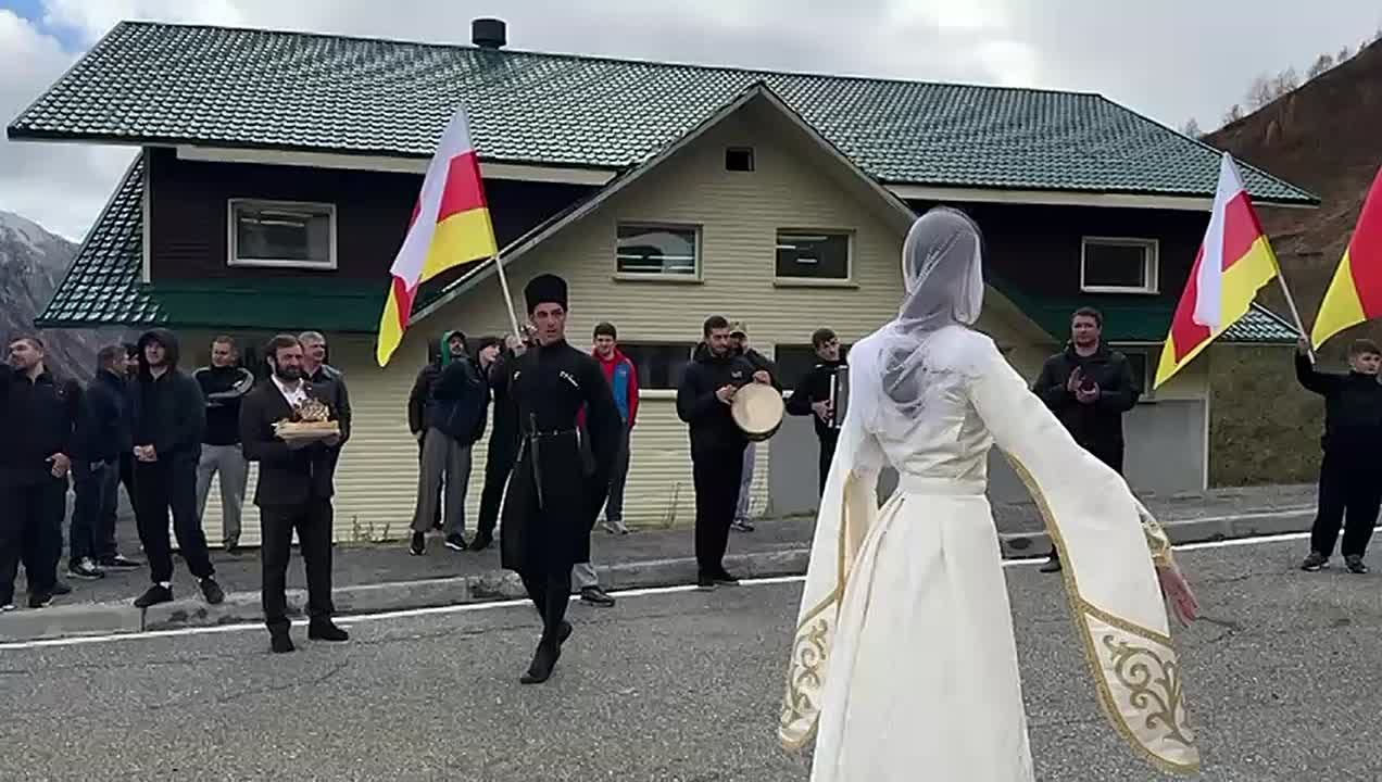 На границе Южной Осетии с Россией, в селе Рук, состоялась торжественная встреча призера первенства мира по вольной борьбе среди спортсменов до 24 лет Сослана Джагаева и его тренера Тамерлана Кочиева