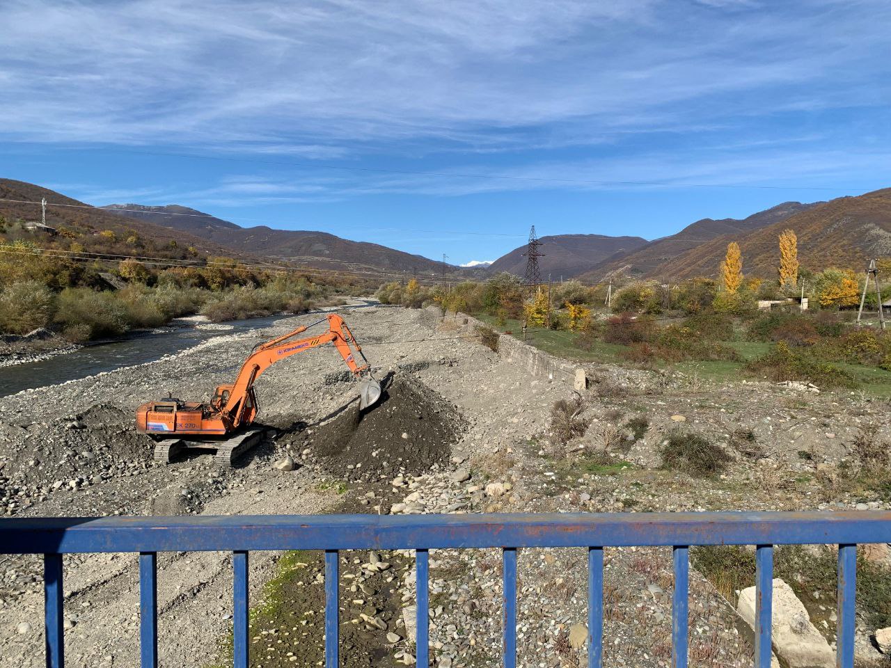 Президент Алан Гаглоев осмотрел ход берегоукрепительных работ реки Ксан, проводимых в поселке Ленингор