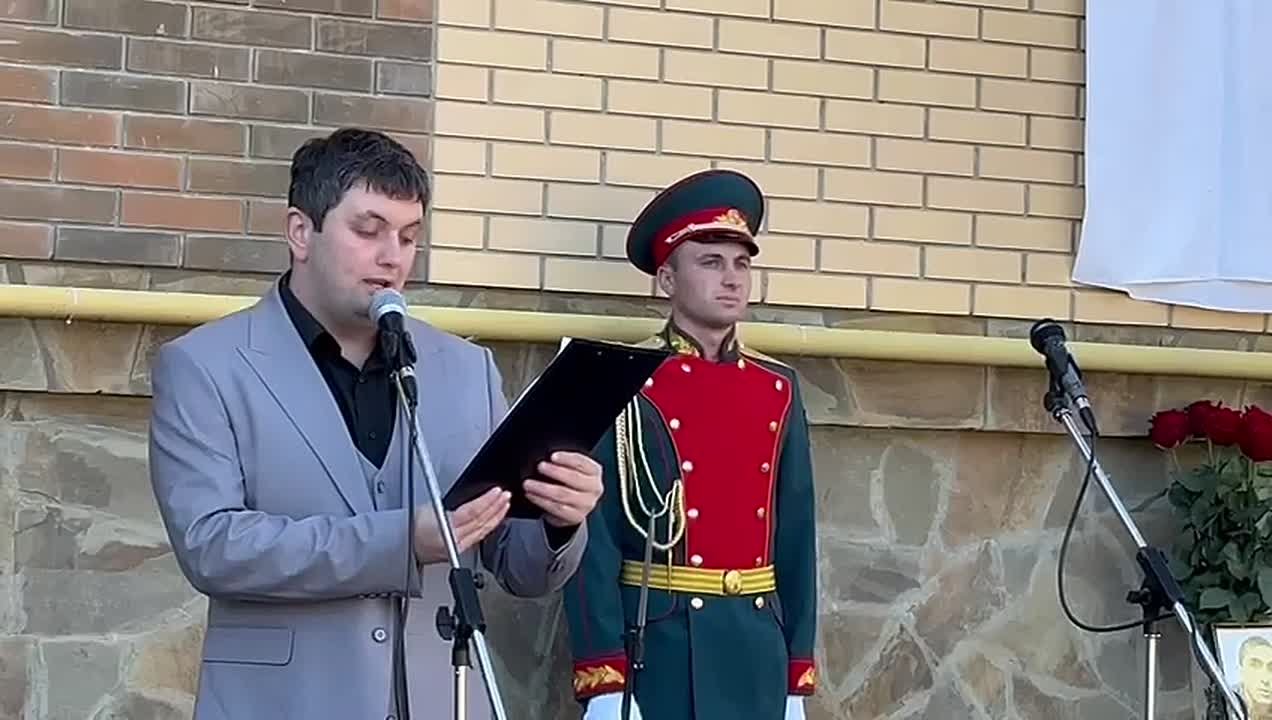 В поселке Дзау Дзауского района Южной Осетии проходит церемония открытия памятной доски погибшему в ходе СВО бойцу Ацамазу Джиоеву