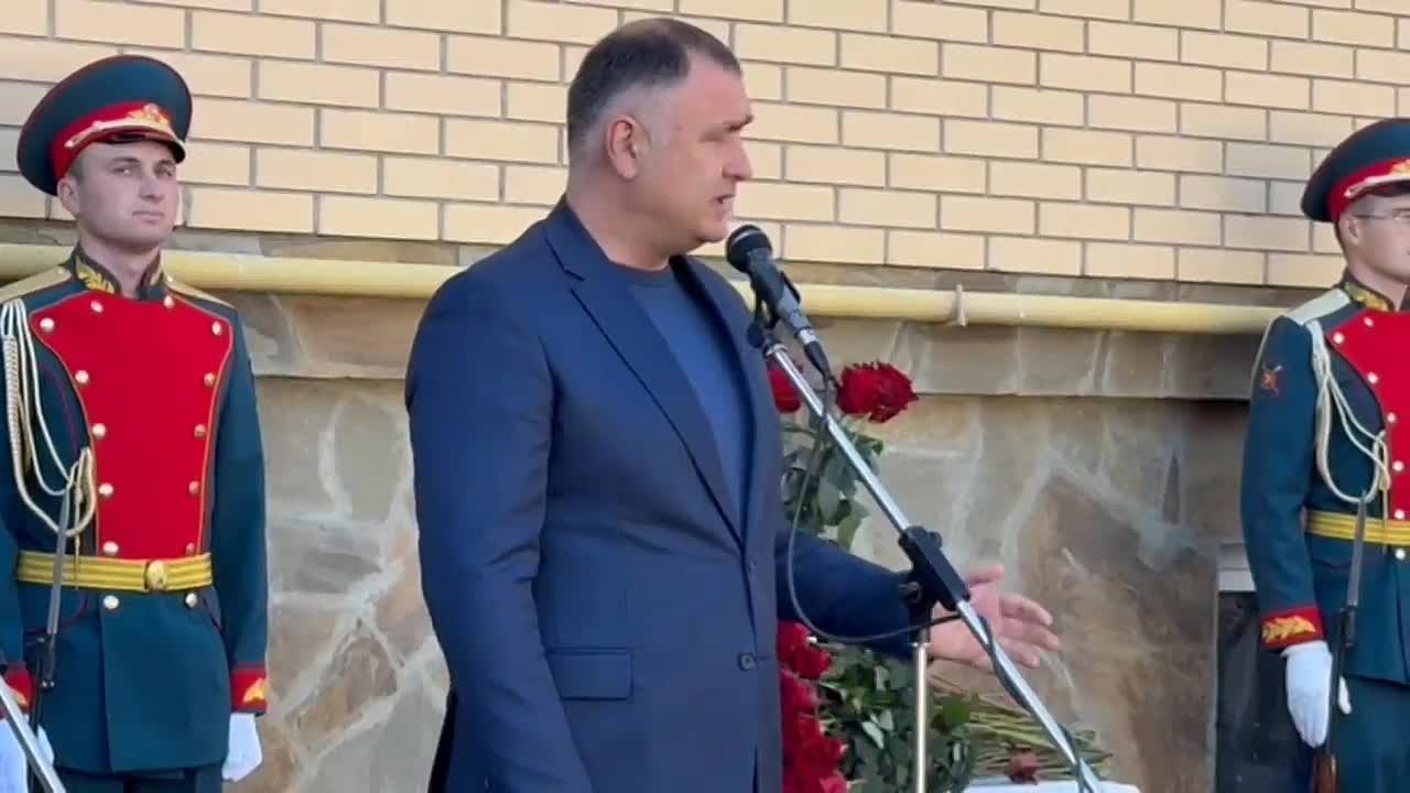 В поселке Дзау прошла церемония открытия памятной доски погибшему в ходе СВО бойцу Азамату Джиоеву