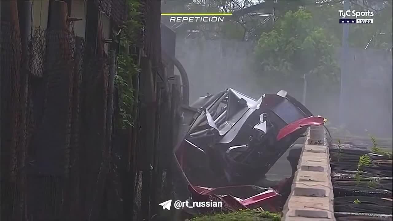 Во время гонки Top Race спорткар на большой скорости врезался в трибуны, несколько раз перевернулся и развалился на куски