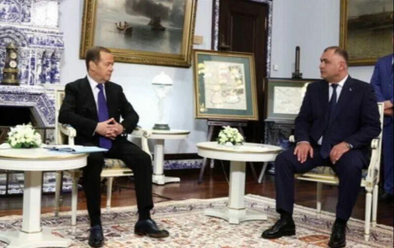 Высокое чувство патриотизма остается основой российской государственности: Гаглоев в поздравительном послании Медведеву