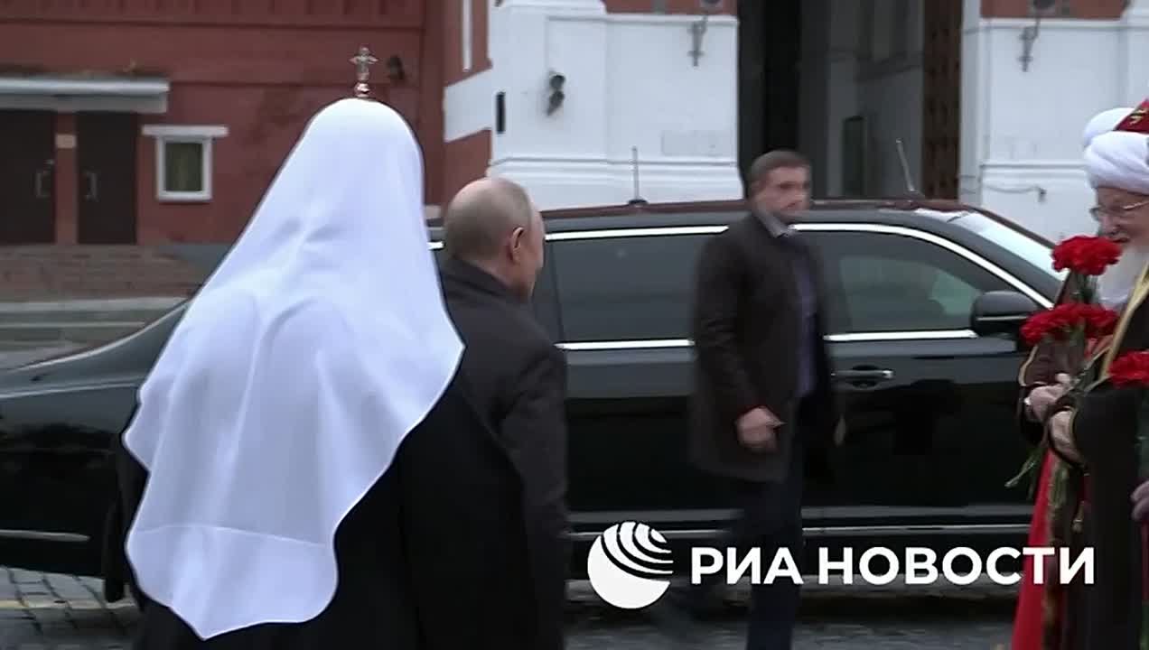 Путин возложил цветы к памятнику Минину и Пожарскому в День народного единства