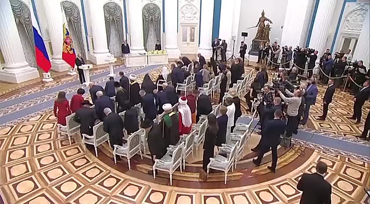 Ценность единства РФ неоспорима: Путин поздравил россиян с Днем народного единства