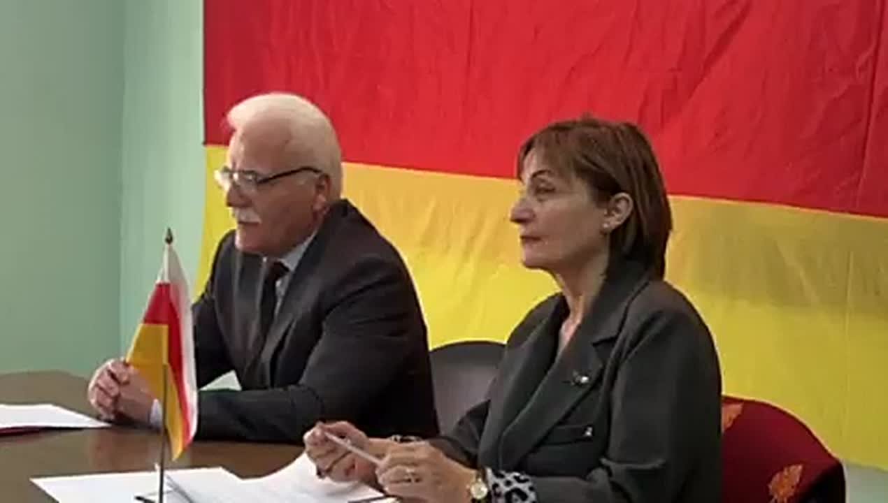 В столице Южной Осетии, в офисе партии «Единство», проходит круглый стол на тему «Сила страны – в единстве народа»