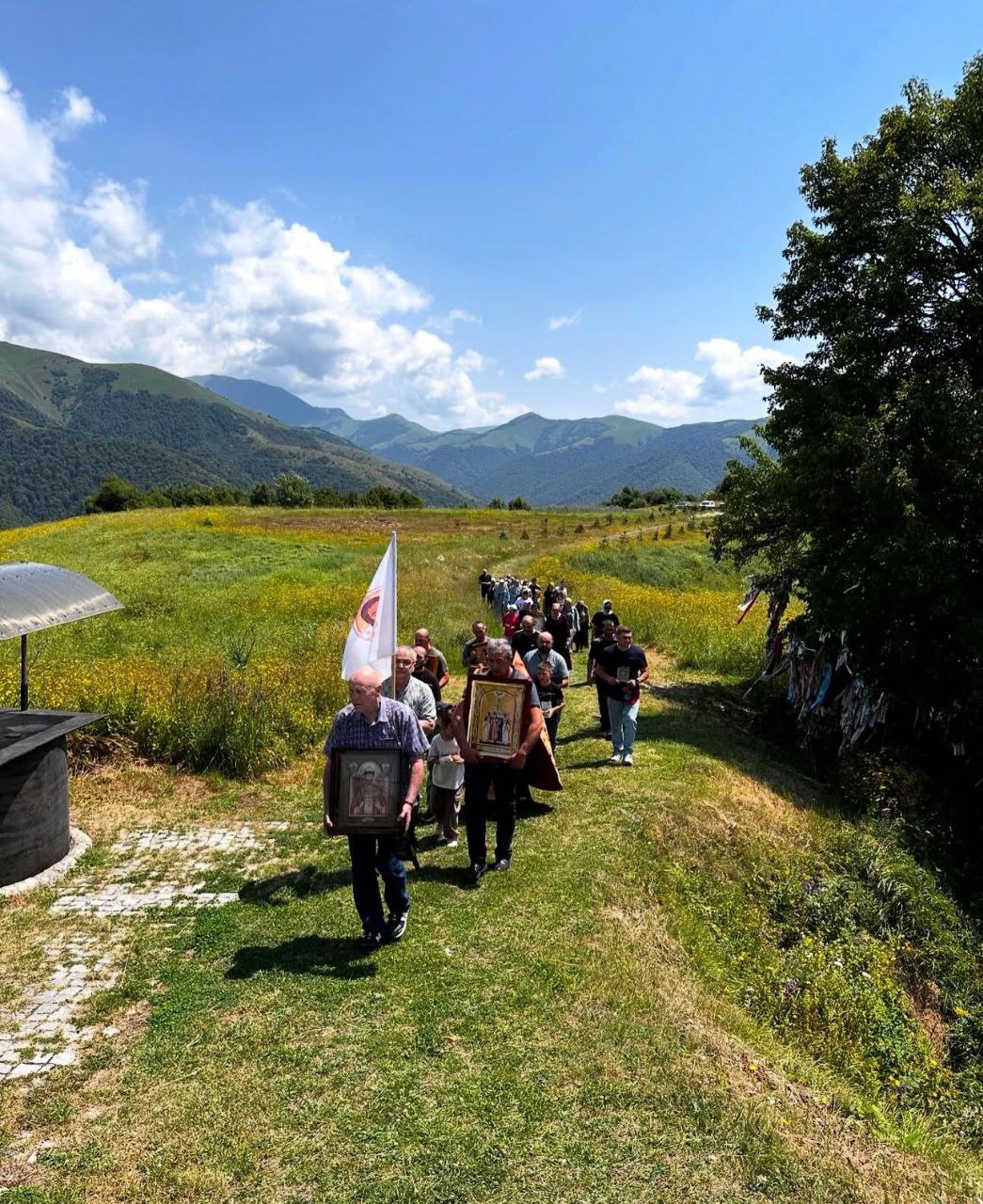 23 ноября в день колесования Святого Великомученика Георгия Победоносца (Джеуаергоба) состоится крестный ход от храма Пресвятой Троицы в Цхинвале к храму Святого Великомученика Георгия Победоносца в селе Джер Цхинвальского..