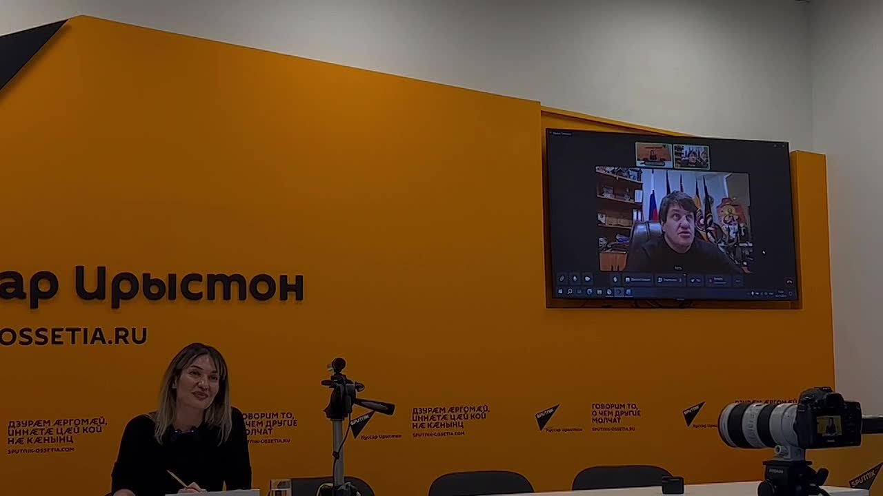 В пресс-центре Sputnik Южная Осетия проходит видеомост с героем ДНР, командиром батальона "Пятнашка" Ахрой Авидзба