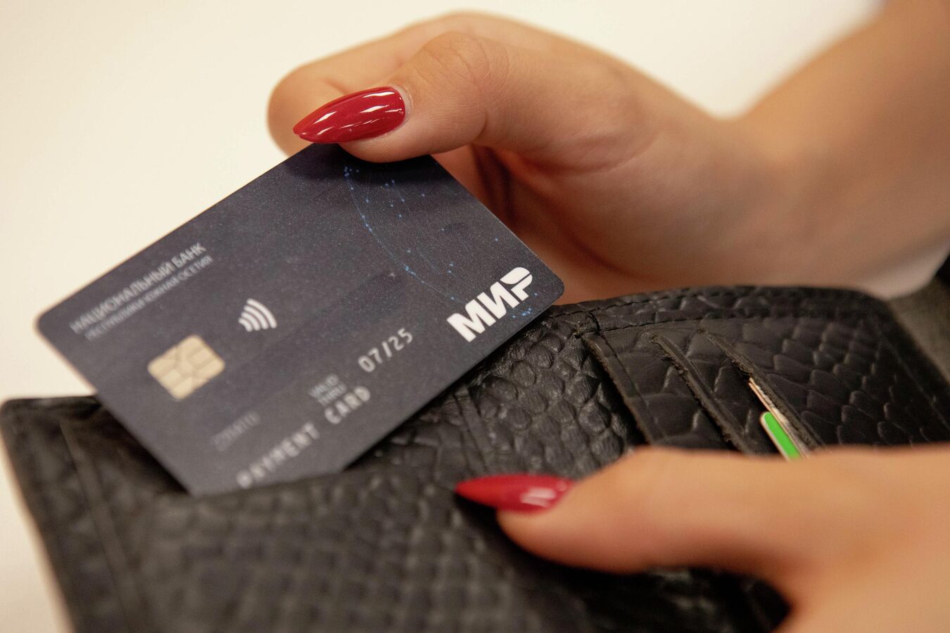 Мобильное приложение, переводы, пополнение: чего не хватает картам "Мир" Нацбанка ЮО